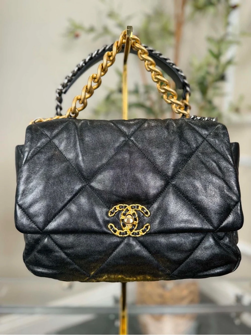 CHANEL Black Quilted Shoulder Bag with Gold Chain CC